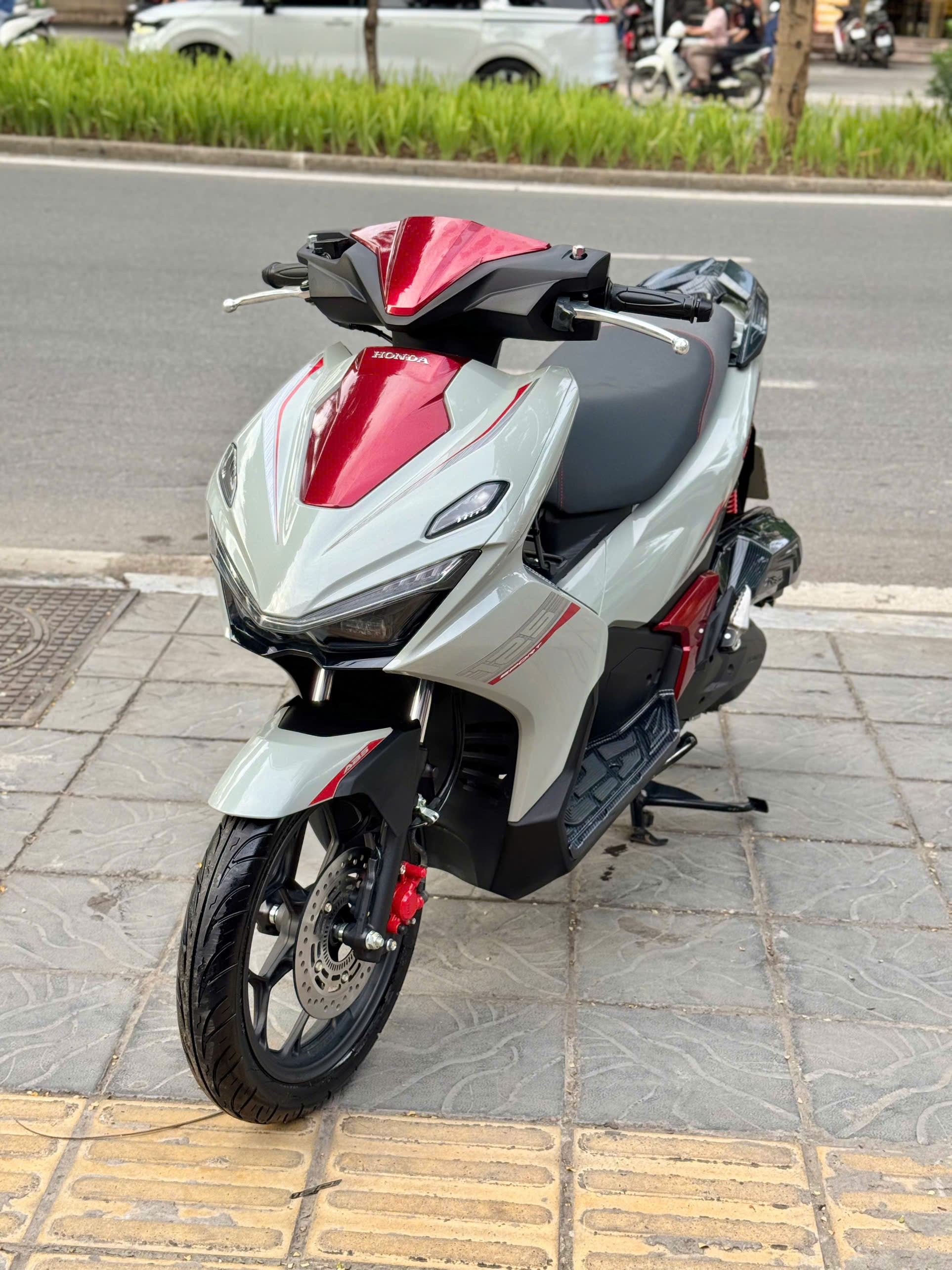 Ab125 2026 xám đỏ 19AA-65382