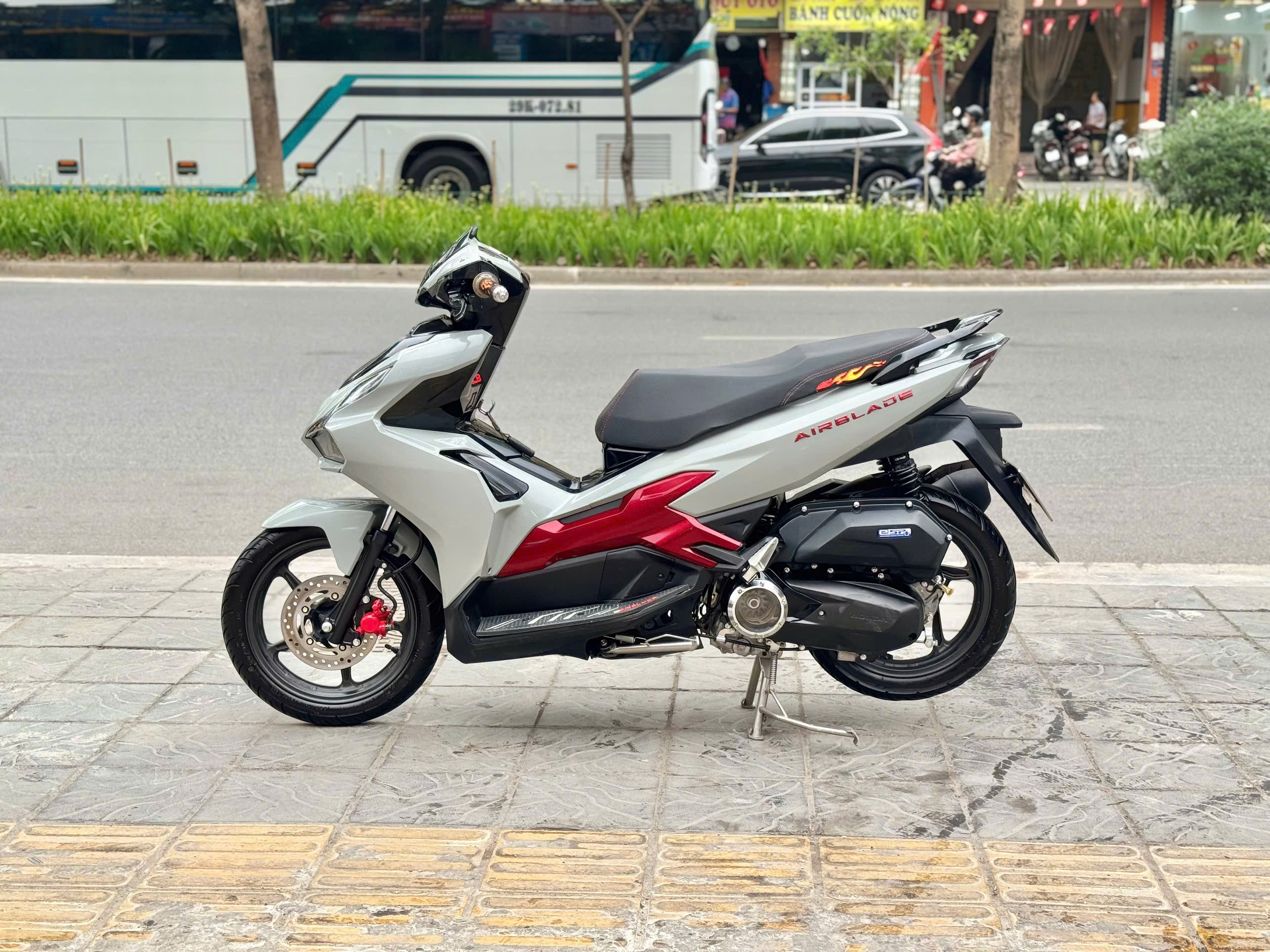 125abs 2025 xám đỏ